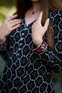 Robe Darcy faite à la main, longueur mollet, bohème, noire et blanche, en coton fleuri, décontractée, occasionnelle, mode éthique - Product Image 4