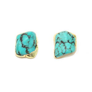 Boucles d'oreilles plaqué or naturel rugueux Mini Turquoise Décembre Birthstone Vente en gros pour l'Inde - Product Image 1