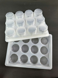 Ce plateau en plastique PP à 12 compartiments est sûr, conçu de manière pratique et adapté à l'emballage des gâteaux, des desserts, du pain et des aliments surgelés. - Product Image 2