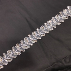 ผ้าลูกไม้สีเงินประดับด้วยหินคริสตัลประดับเพชรหรูหราทำด้วยมือสำหรับตกแต่งเสื้อผ้าและตกแต่งบ้าน - Product Image 2