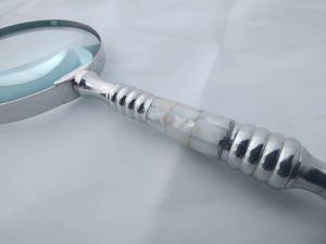 Loupe de poche de haute qualité, cadre en métal, poignée, lentille en verre optique pour lire des livres, des journaux, des loisirs - Product Image 2