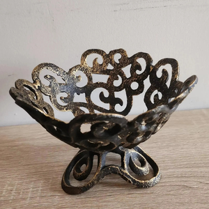 Bol décoratif en métal de créateur Pièce maîtresse de présentation de fruits élégants faits à la main pour table à manger, cuisine ou salon - Product Image 1