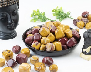หินกรวดหินมอคคาไรต์ชุบขัดเงาหินอัญมณีคริสตัลฮวงจุ้ยของขวัญสำหรับธีมความรัก