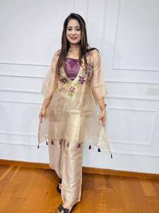 Ensemble Kurta élégant pour femmes indiennes avec encolure brodée et glands assortis à des bas de jambe larges pour les festivals et les événements - Product Image 2