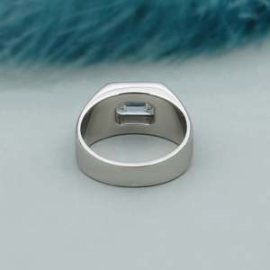 Anillo de Compromiso para Hombre con Certificado IGI East West, Diamante de Corte Esmeralda de 2.00ct con Engaste de Bisel - Product Image 3