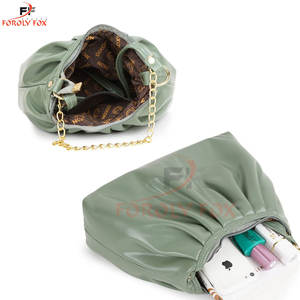 กระเป๋าสะพายพาดลำตัวแบบหรูน้ำหนักเบาพร้อมกระเป๋าถือสายโซ่สีทองดีไซน์เป็นเอกลักษณ์แฟชั่นกระเป๋าสายโซ่สำหรับผู้หญิง - Product Image 4