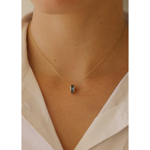 Colgante Milestone Baguette de Estilo Religioso con Topacio Azul, Chapado en Rodio, Metal de Oro Rosa, Joyería con Diamantes, Fabricado en India - Product Image 2