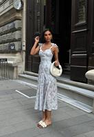 Robe midi élégante et décontractée en mousseline légère et respirante, avec bretelles à nouer aux épaules, idéale pour la plage et le quotidien, respectueuse de l'environnement.