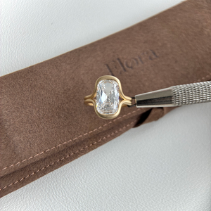 Bague en diamant de laboratoire taille coussin 4,1 carats, provenance mine ancienne, Celeste - Product Image 1