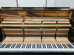 Piano droit Kawai US50 en stock, livraison rapide. Piano droit robuste pour une utilisation à long terme, pour scène et studio. Occasion. - Product Image 3