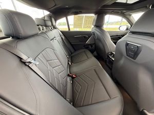 รถยนต์มือสอง BMW ซีรีส์ 5 รุ่น 530i ปี 2024 ขับเคลื่อนล้อหลัง พวงมาลัยซ้าย/ขวา เบาะหนัง ภายในสีเข้ม เกียร์อัตโนมัติ - Product Image 3