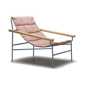 Fauteuil lounge d'intérieur, structure en métal peint, accoudoirs en chêne, siège en tissu rembourré - Product Image 1