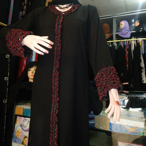 Conception de broderie tendance sur l'abaya noire idéale pour une tenue occasionnelle - Product Image 1