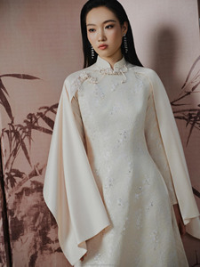 Elegante ao dai de Tet, el vestido tradicional vietnamita para ocasiones formales. - Product Image 3