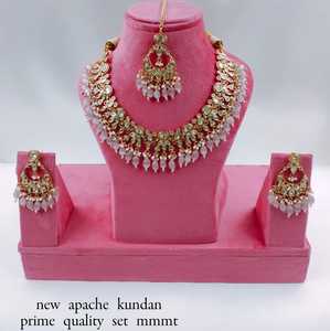 Collier ras du cou indien fantaisie traditionnel et à la mode couleur or Kundan perle boucles d'oreilles ensemble avec Mangtikka pour femmes et filles - Product Image 1