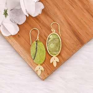 Boucles d'oreilles en laiton plaqué or avec pierres précieuses, opale verte, boucles d'oreilles pendantes élégantes en laiton avec brillance et finition - Product Image 4