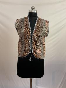 Chaqueta Acolchada Vintage Kantha, Chaqueta Chaleco Algodón Artesanal. Chaleco de mujer estilo hippie de frente abierto. # KanthaFashion - Product Image 5