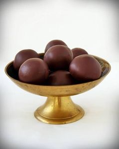 Agregue un toque de elegancia a su mesa con Este cuenco de chocolate de metal hecho a mano perfecto para el entretenimiento o la indulgencia diaria - Product Image 5
