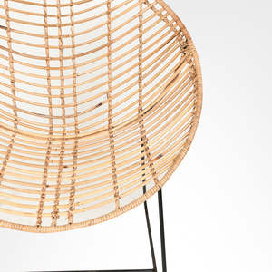 Elegante Silla de ratán y metal para uso en interiores y exteriores Diseño moderno, asientos cómodos para el hogar y espacios al aire libre - Product Image 4