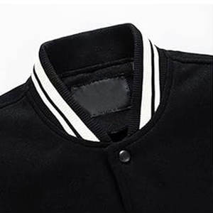 Chaqueta universitaria de lona de gran tamaño personalizable Botón a presión Patrón de letras vintage Múltiples colores para la ropa del equipo escolar Invierno - Product Image 6