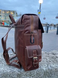 Mochila de ciudad de estilo vintage marrón unisex Bapa forro de cuero genuino suave con cierre de botón hecho de material de poliéster - Product Image 3