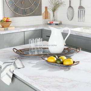 Charmant plateau de service rond en argent avec bord festonné et base rustique, parfait pour exposer des objets décoratifs et des friandises - Product Image 3