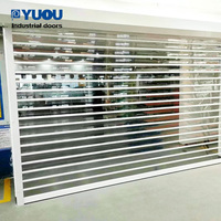 Porte à enroulement moderne en aluminium et verre à vue intégrale, haute visibilité et sécurité pour showrooms et centres commer