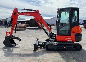 Livraison rapide et gratuite pour l'excavatrice compacte Kubota KX033-4, poids opérationnel de 4,5 tonnes, avec accessoire de pelle. - Product Image 6