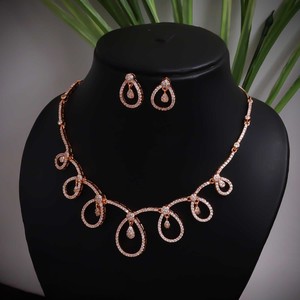 ชุดสร้อยคอวงกลมชุบทองประดับด้วยเพชรคิวบิกเซอร์โคเนีย (AD) และต่างหูเข้าชุด ทำจากโลหะผสม เครื่องประดับแฟชั่น เหมาะสำหรับเป็นของขวัญ - Product Image 2