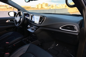 Vehículo Adaptado para Sillas de Ruedas Chrysler Pacifica Touring L 2024 de RollX Vans - Product Image 6