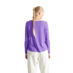 Camiseta de manga larga para mujer de tacto suave Premium, camiseta elegante de mezcla de algodón y poliéster transpirable con cuello barco púrpura sólido para uso diario - Product Image 3