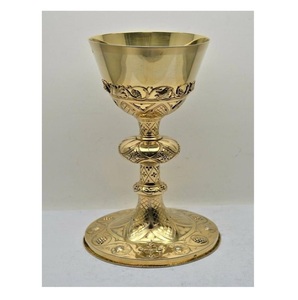 Copa de cáliz de vino personalizada en latón de alto estándar con acabado de lujo moderno perfecto para celebraciones de iglesias católicas - Product Image 4