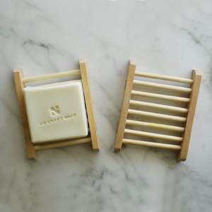 Porte-savon en bois antidérapant durable avec base fendue Design écologique fait à la main pour un usage quotidien et à des fins de cadeau - Product Image 1