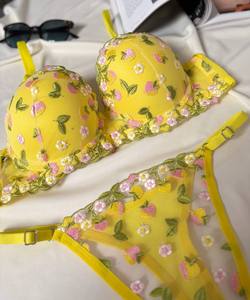 Ensemble de soutien-gorge à armatures brodé de fleurs romantiques avec culotte string push-up à bonnets couvrants pour femme, couleur jaune opt170 - Product Image 1