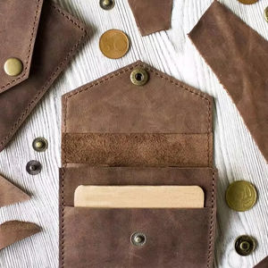 Vente chaude en cuir marron petit porte-monnaie pour les femmes gravé étui multifonction pour pièces et cartes - Product Image 1