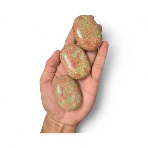 Piedra de Palma de Unakita al por Mayor, Cristal Curativo Pulido, Forma Ovalada, Temas de Amor y Feng Shui, Decoración del Hogar - Product Image 1