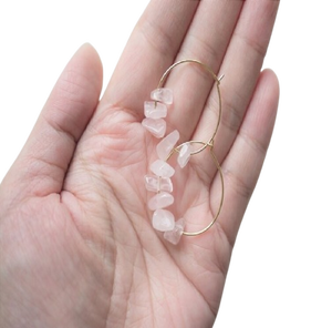 Vente en gros de boucles d'oreilles en cristal de quartz rose naturel rose, bijoux en pierre de naissance irrégulière, breloques brutes en pierres précieuses brutes - Product Image 2