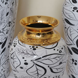 Jarrón de Flores de Hierro Blanco Premium, Elegante Decoración de Lujo para Hogar, Oficina u Hotel, Diseño de Jarrón de Pie con Cuello Repujado y Baño de Oro - Product Image 6