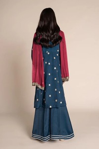 Vestido de niña paquistaní de estilo tradicional con Forck bordado con fondo de campana para Eid y bodas - Product Image 5