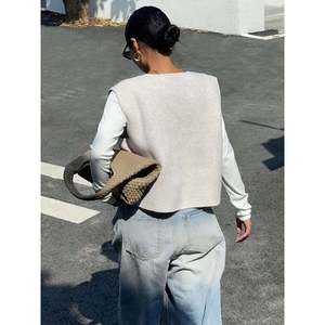Gilet en tricot sans manches pour femme, col rond, boutonné devant, couleur abricot - Product Image 2