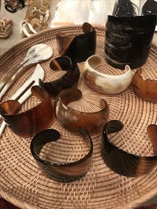 IMÁGENES Puños, brazaletes y pulseras de cuerno de búfalo natural hechos de cuerno de búfalo real, disponibles en una variedad de - Product Image 4