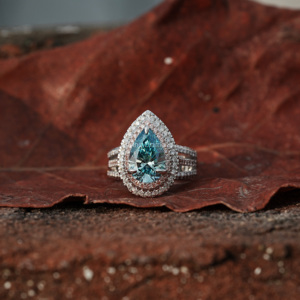 Bague de fiançailles en or 14 carats avec diamant de laboratoire bleu taille poire de 3,0 carats, double halo, certifiée IGI, style bohème, clarté VS, anniversaire - Product Image 1