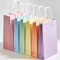Sacs cadeaux en papier kraft artisanal de couleur arc-en-ciel, personnalisés, populaires, en gros, avec poignées, imprimés en typographie pour le shopping domestique