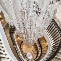 Lustre suspendu de luxe Senfey, lustre en cristal personnalisé, solution d'éclairage intérieur moderne pour bâtiments commerciaux