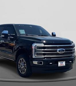 Ford F-250 Super Duty Crew Cab AWD 2024 d'occasion, pneus R20, intérieur foncé, conduite à gauche, sièges en tissu, régulateur de vitesse adaptatif, automatique - Product Image 3