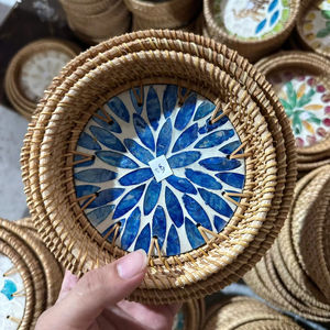 Bandeja de mimbre personalizada de origen vietnamita para servir aperitivos gourmet o organizar frutas y bocadillos con incrustaciones de conchas. - Product Image 1