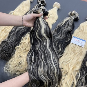 Vente en gros de paquets et perruques de cheveux humains vietnamiens de meilleure qualité nouvelle couleur de trame de matière première de style ondulé naturel chaud - Product Image 1