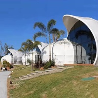 Tente de glamping de luxe en plein air avec salle de bain, hôtel-resort Safari