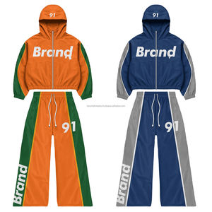 Conjunto Deportivo Personalizado para Hombre, Chaqueta Cortavientos Impermeable Reflectante con Cierre de Cremallera de Poliéster y Nailon, y Pantalones Cortos - Product Image 1