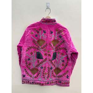 Chaqueta de Otoño Estilo Boho Rani Bloom, Reversible, de Satén y Terciopelo, Hecha a Mano en Jaipur, con Cuello Mandarín, Forro de Lino Rosa Fucsia y Exterior de Cuero - Product Image 4